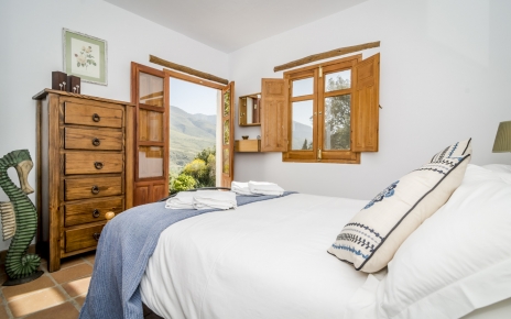 Dormitorio 1: habitación con cama doble y puertas a jardines